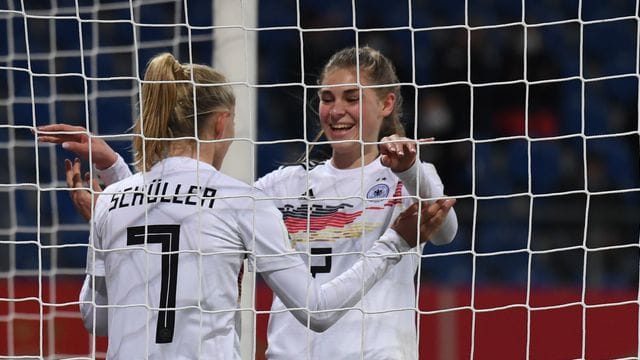 Lea Schüller (l) jubelt nach ihrem Tor zum 5:0 mit Jule Brand.