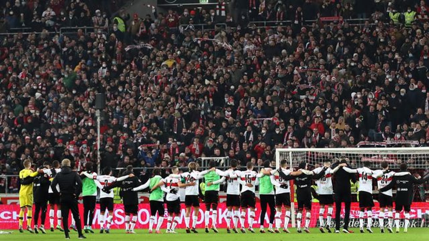 Die Stuttgarter Spieler feier mit ihren Fans den Sieg gegen den FSV Mainz 05.