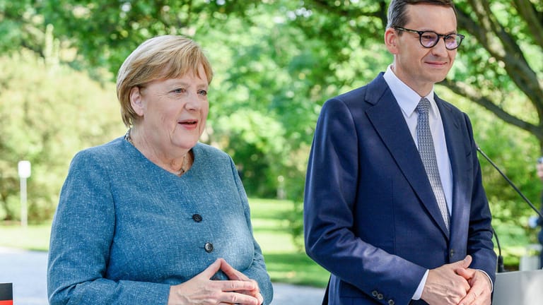 Angela Merkel (l) und Mateusz Morawiecki (r): Der polnische Ministerpräsident hat Kritik an der Kanzlerin geübt – im Umgang mit Lukaschenko.