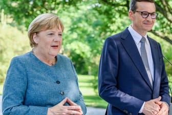 Angela Merkel (l) und Mateusz Morawiecki (r): Der polnische Ministerpräsident hat Kritik an der Kanzlerin geübt – im Umgang mit Lukaschenko.