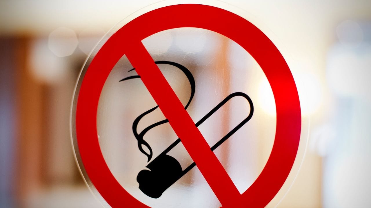 Seit 2007 ist es verboten in Bussen, Bahnen, Bundesbehörden und Gaststätten zu rauchen.