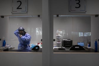 Airport Amsterdam: Am Flughafen Schiphol landeten in der Nacht zu Samstag Dutzende Passagiere, die sich mit der neuen Virus-Variante aus Südafrika angesteckt haben.