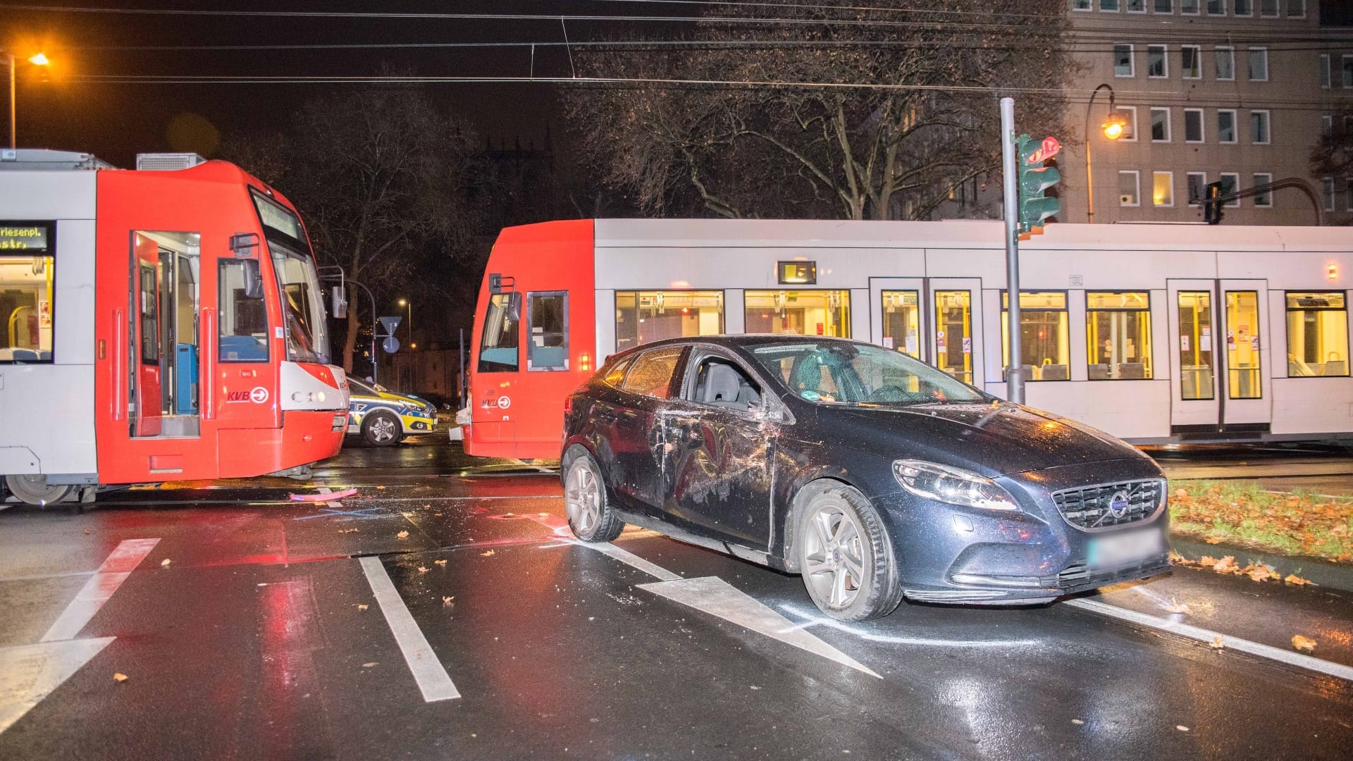 Die Unfallstelle: Sechs Personen wurden am Abend in Köln verletzt.
