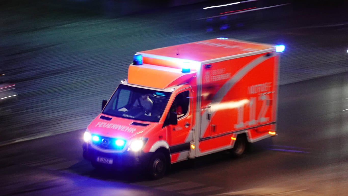 Ein Rettungswagen der Berliner Feuerwehr (Archivbild): In Berlin ist ein 23-Jähriger mit einem Messer verletzt worden.
