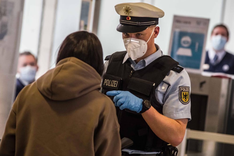 Eine Person wird am Flughafen München kontrolliert (Archivbild): Die aus Kapstadt eingereisten Passagiere haben den Flughafen verlassen.