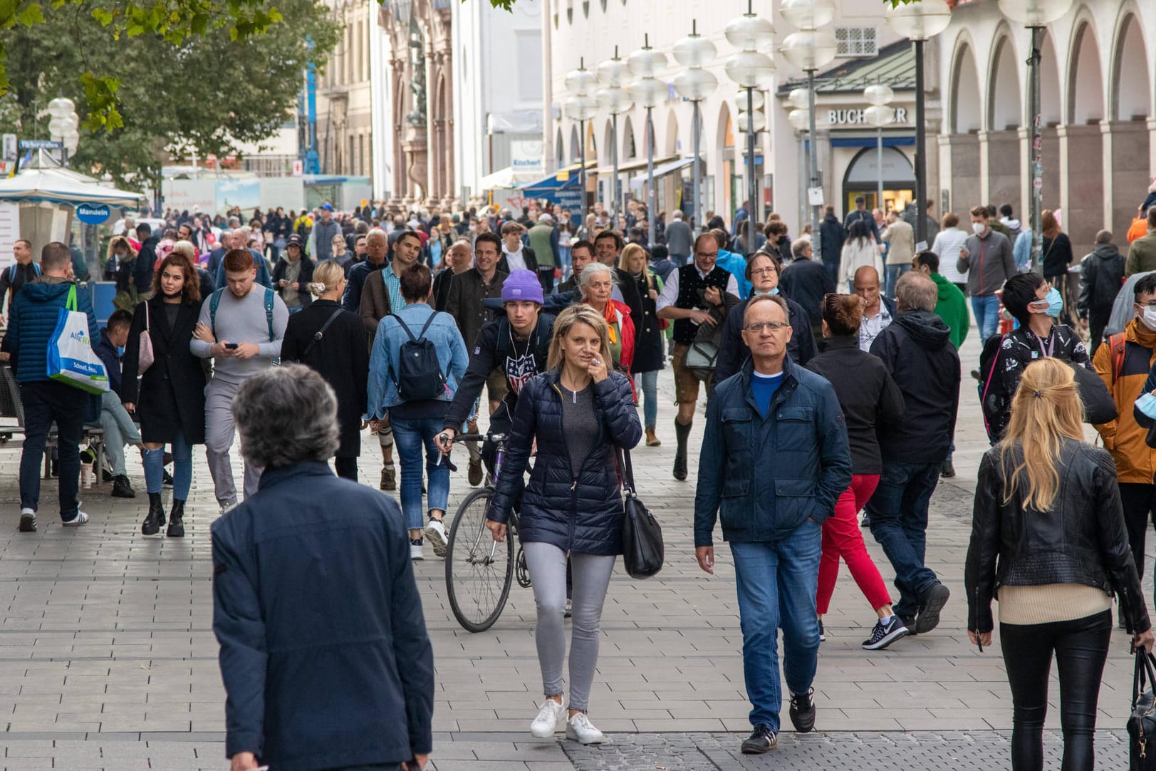 Volle Fußgängerzone: Strengere Kontaktbeschränkungen sind vor Weihnachten nötig, sagt die Leopoldina.