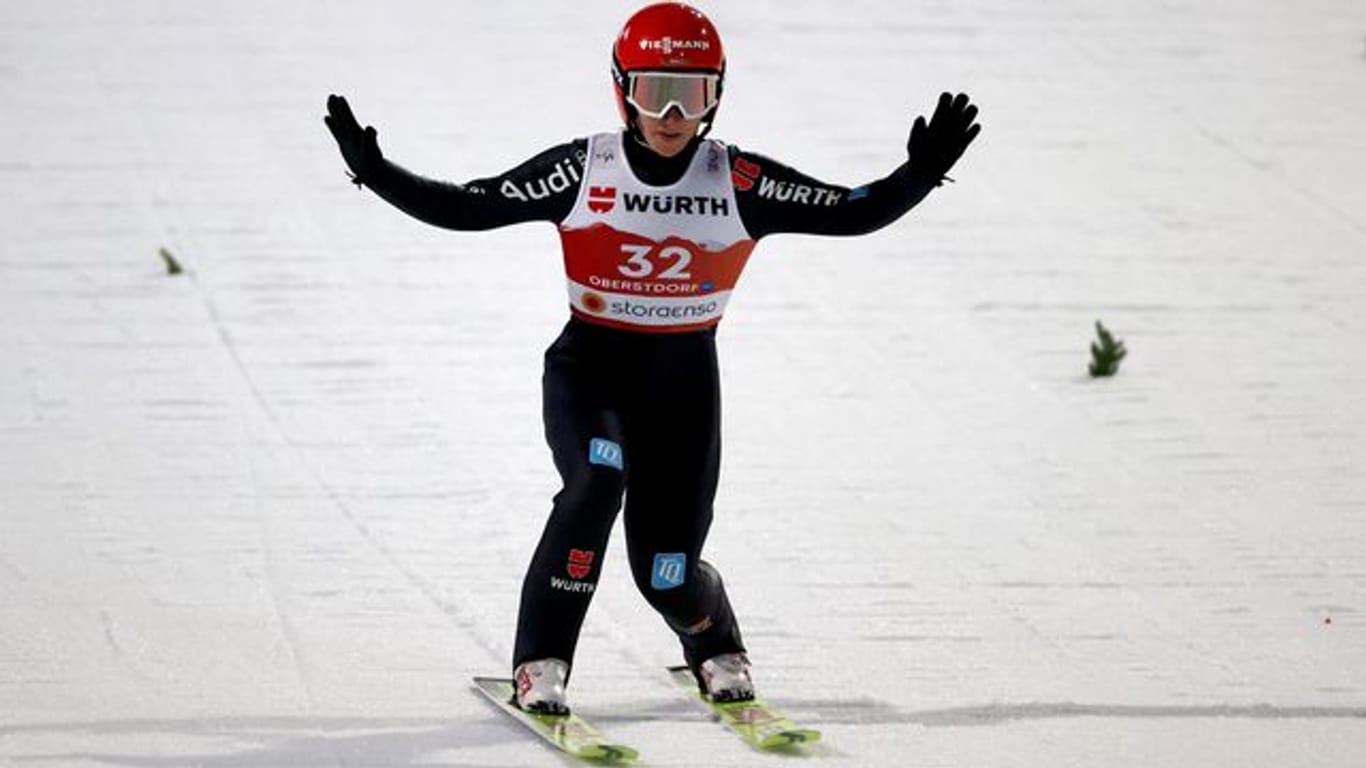 Skispringerin Katharina Althaus bei der Landung.