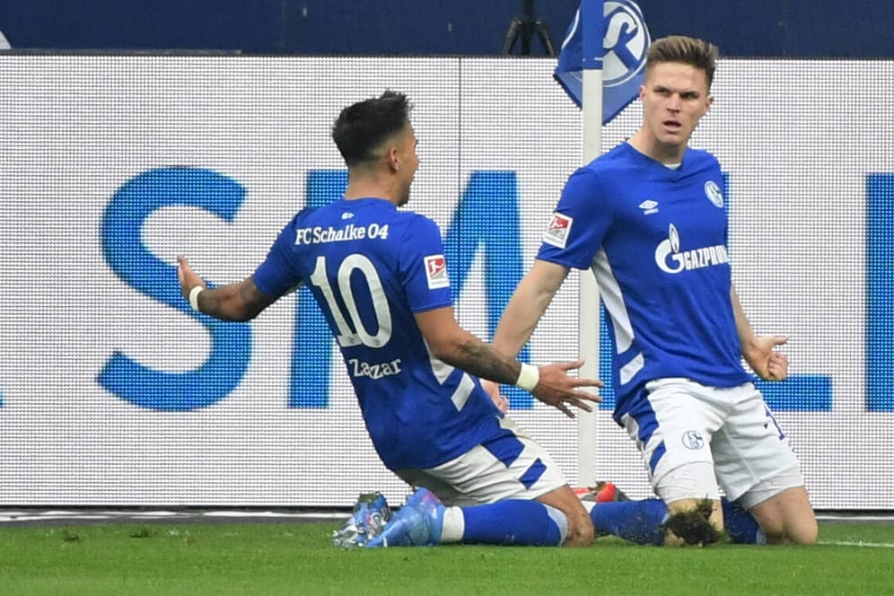 Bejubeln den verdienten Heimsieg: Schalkes Doppelpacker Marius Bülter (r.) und Rodrigo Zalazar.