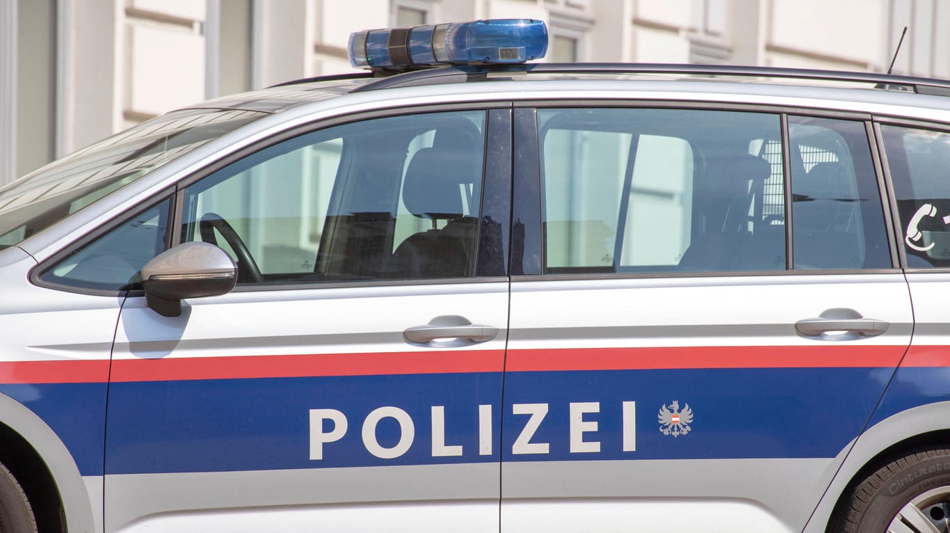 Ein Einsatzfahrzeug der Polizei in Wien (Symbolbild): Die Polizei in Österreich nahm in diesem Jahr schon mehr als 330 Menschen unter Schlepperverdacht fest.