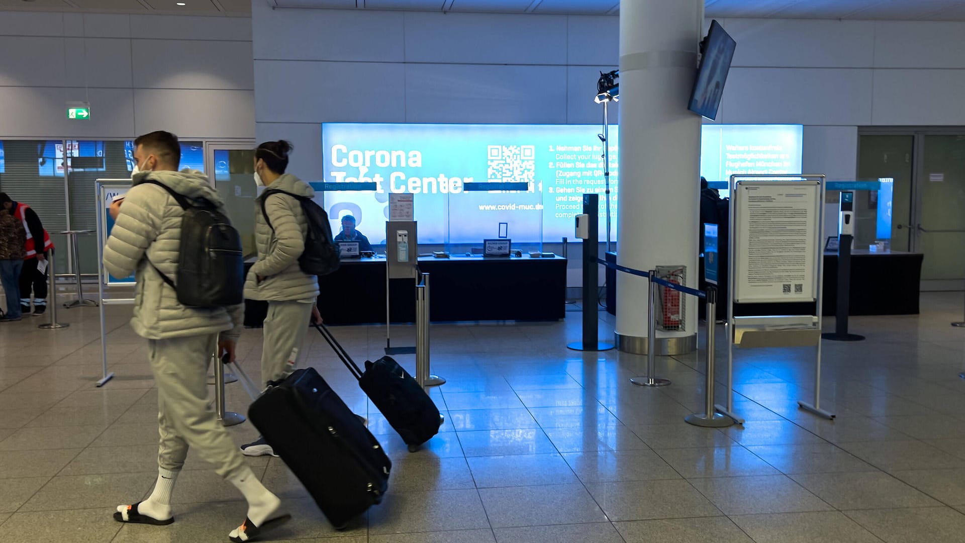 Passagiere am Flughafen München (Archivbild). Zwei der Reisenden aus Kapstadt sind positiv auf Corona getestet worden.