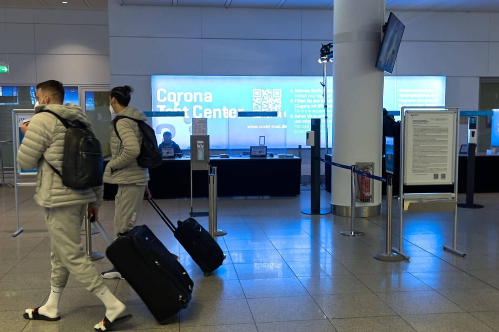 Passagiere am Flughafen München (Archivbild). Zwei der Reisenden aus Kapstadt sind positiv auf Corona getestet worden.