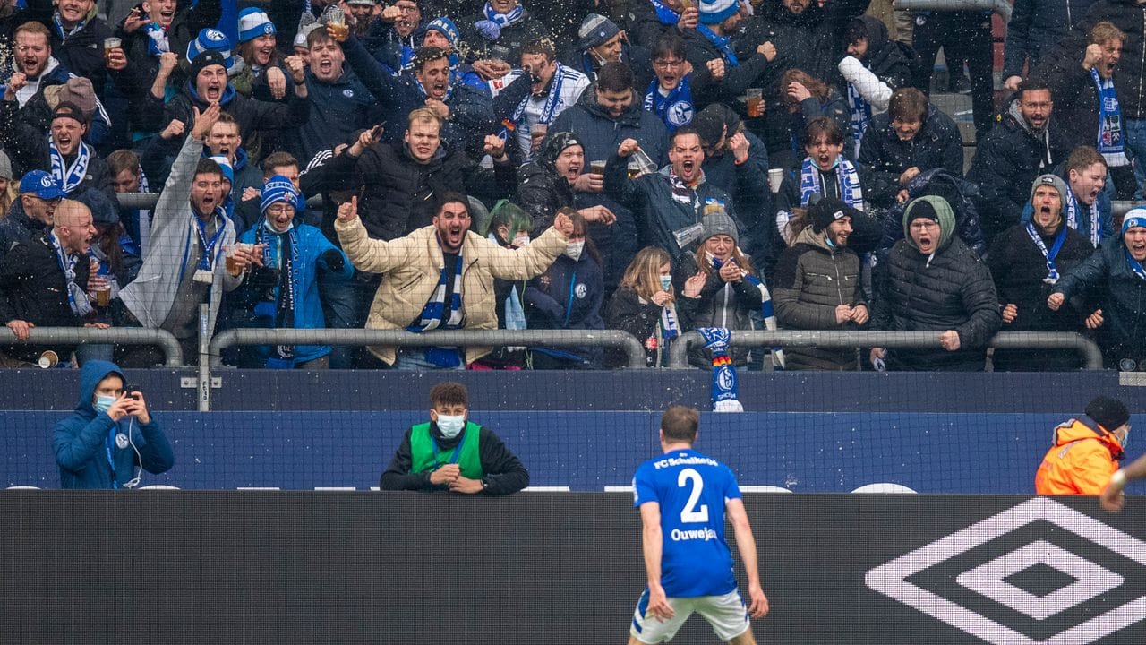 Schalkes Thomas Ouwejan jubelt nach seinem Tor zum 1:1 vor den Schalker Fans.