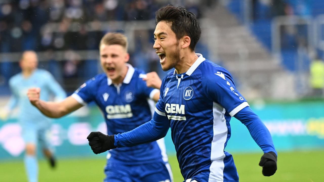 Der Karlsruher Kyoung-rok Choi bejubelt seinen Treffer zum 1:0.