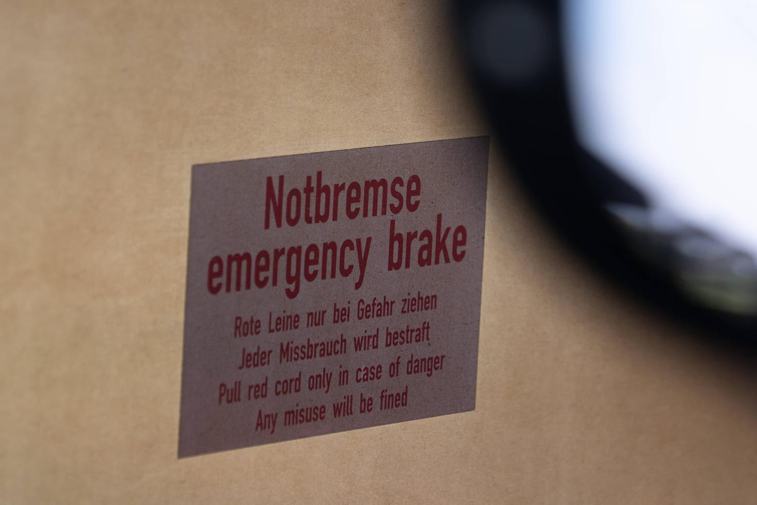 Ein Schild weist auf die Notbremse in einem Zug hin (Symbolfoto): Der 50-Jährige brachte den gesamten Zug zum Stillstand.