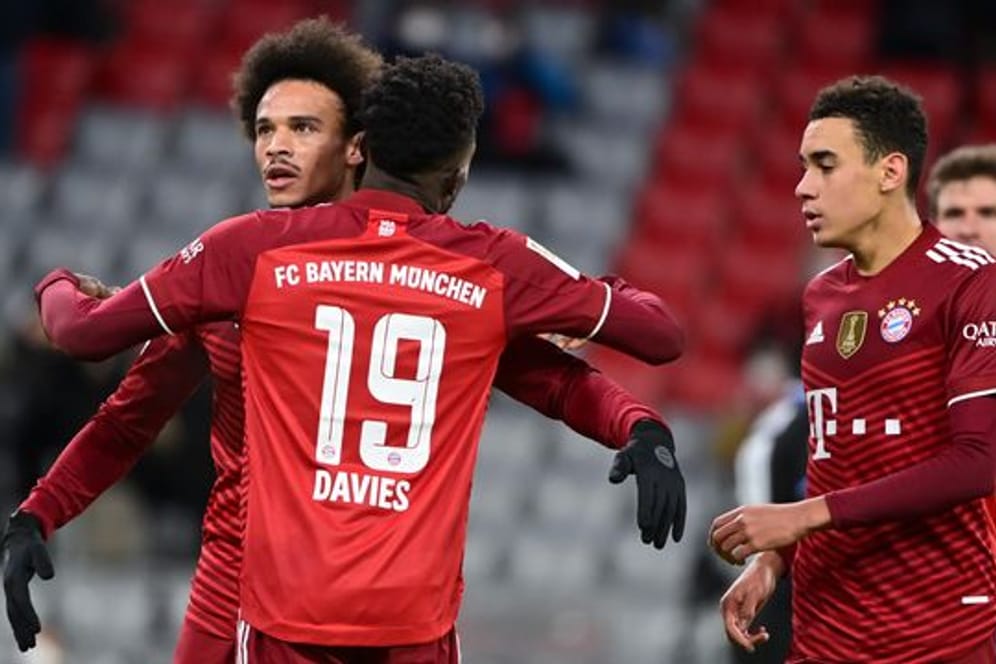 Leroy Sane (l-r) sorgte mit seinem Tor für den 1:0-Heimsieg der Bayern gegen Arminia Bielefeld.