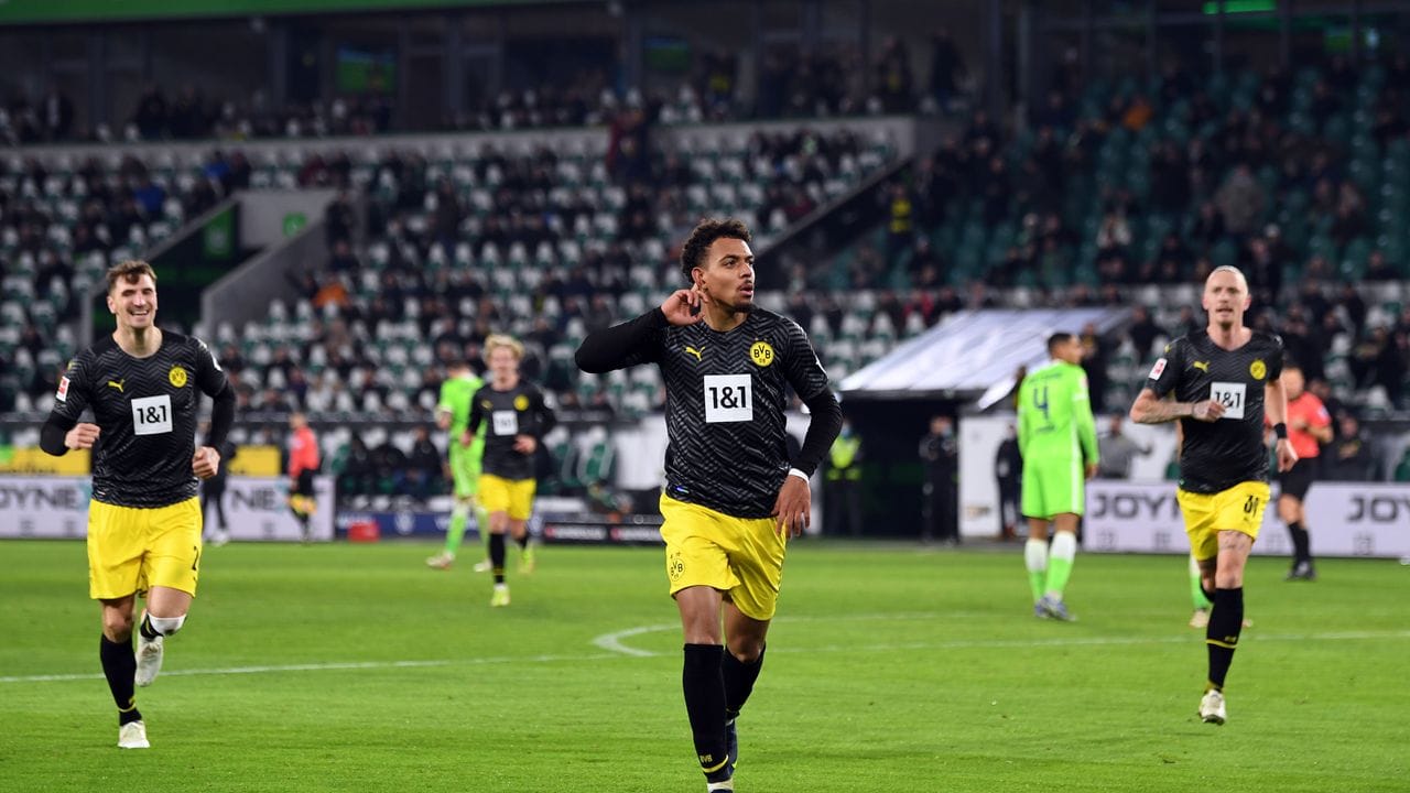 Dortmunds Donyell Malen (M) bejubelt sein Tor zur zwischenzeitlichen 2:1-Führung.