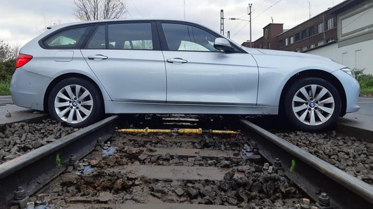 Ein Auto ist auf Gleisen abgestellt: An einem für Autos gesperrten Bahnübergang in Bonn hat eine 79-Jährige ihren Wagen direkt auf die Gleise gelenkt.