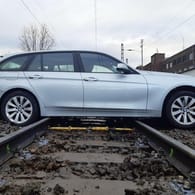 Ein Auto ist auf Gleisen abgestellt: An einem für Autos gesperrten Bahnübergang in Bonn hat eine 79-Jährige ihren Wagen direkt auf die Gleise gelenkt.