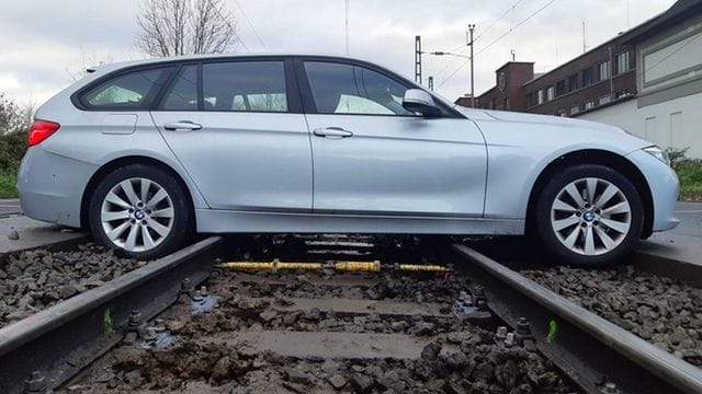 Auto sitzt auf Gleisen auf Auto sitzt auf Gleisen auf