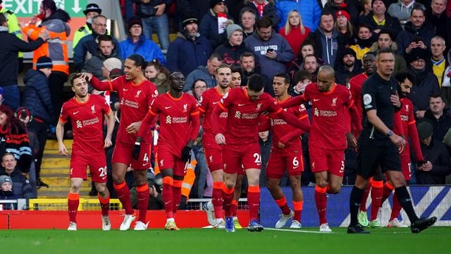 Liverpools Diogo Jota (l) jubelt mit seinen Mannschaftskameraden über seinen Treffer zum 1:0.