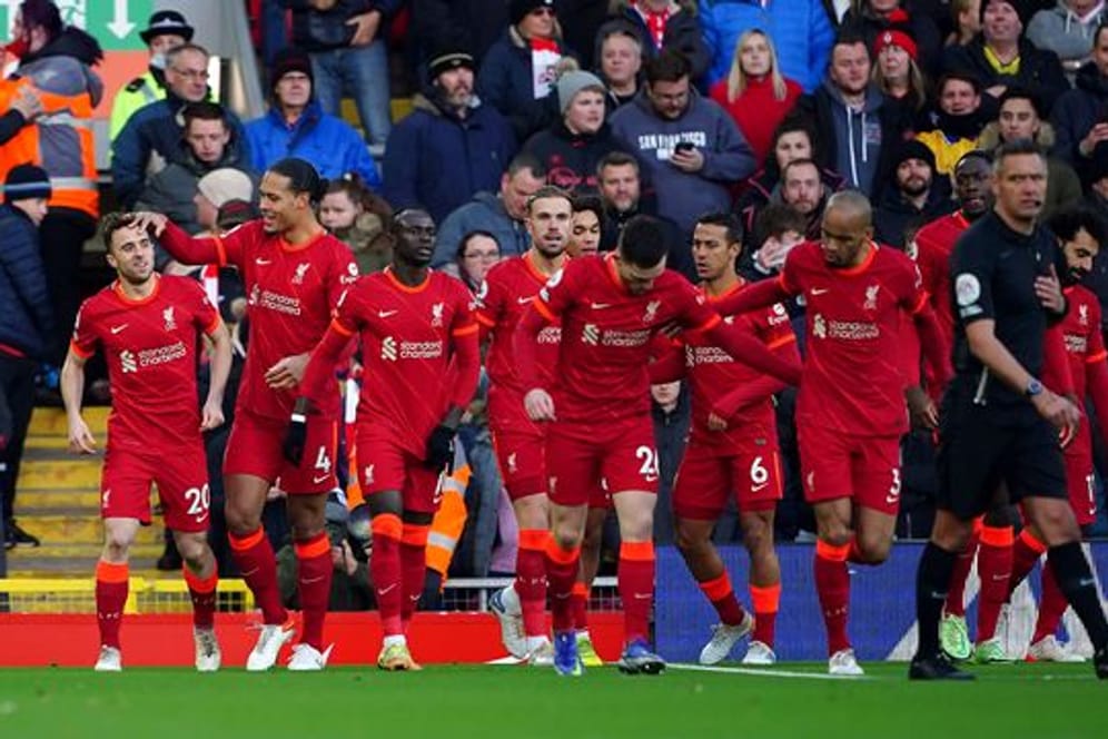 Liverpools Diogo Jota (l) jubelt mit seinen Mannschaftskameraden über seinen Treffer zum 1:0.