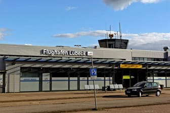 Lübecker Flughafen: Die Polizei löste hier eine unzulässige Impfaktion auf.