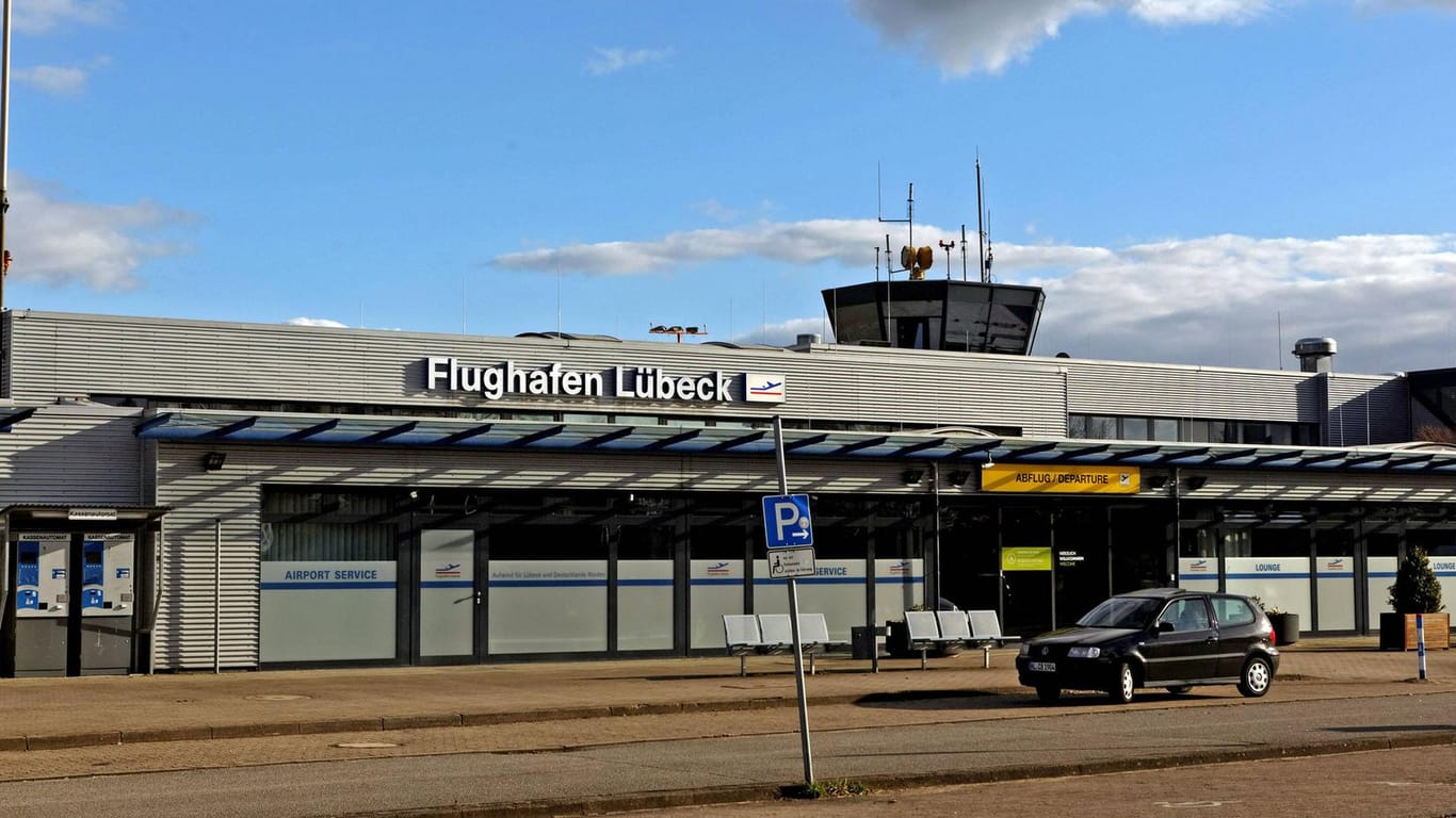 Lübecker Flughafen: Die Polizei löste hier eine unzulässige Impfaktion auf.
