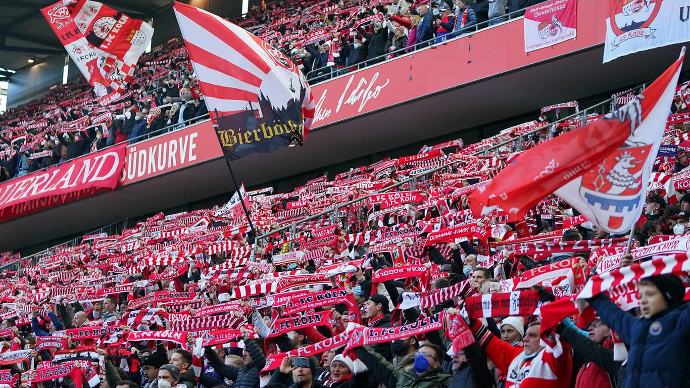 Das Rheinderby zwischen dem 1. FC Köln und Borussia Mönchengladbach war mit 50.000 Besuchern ausverkauft.