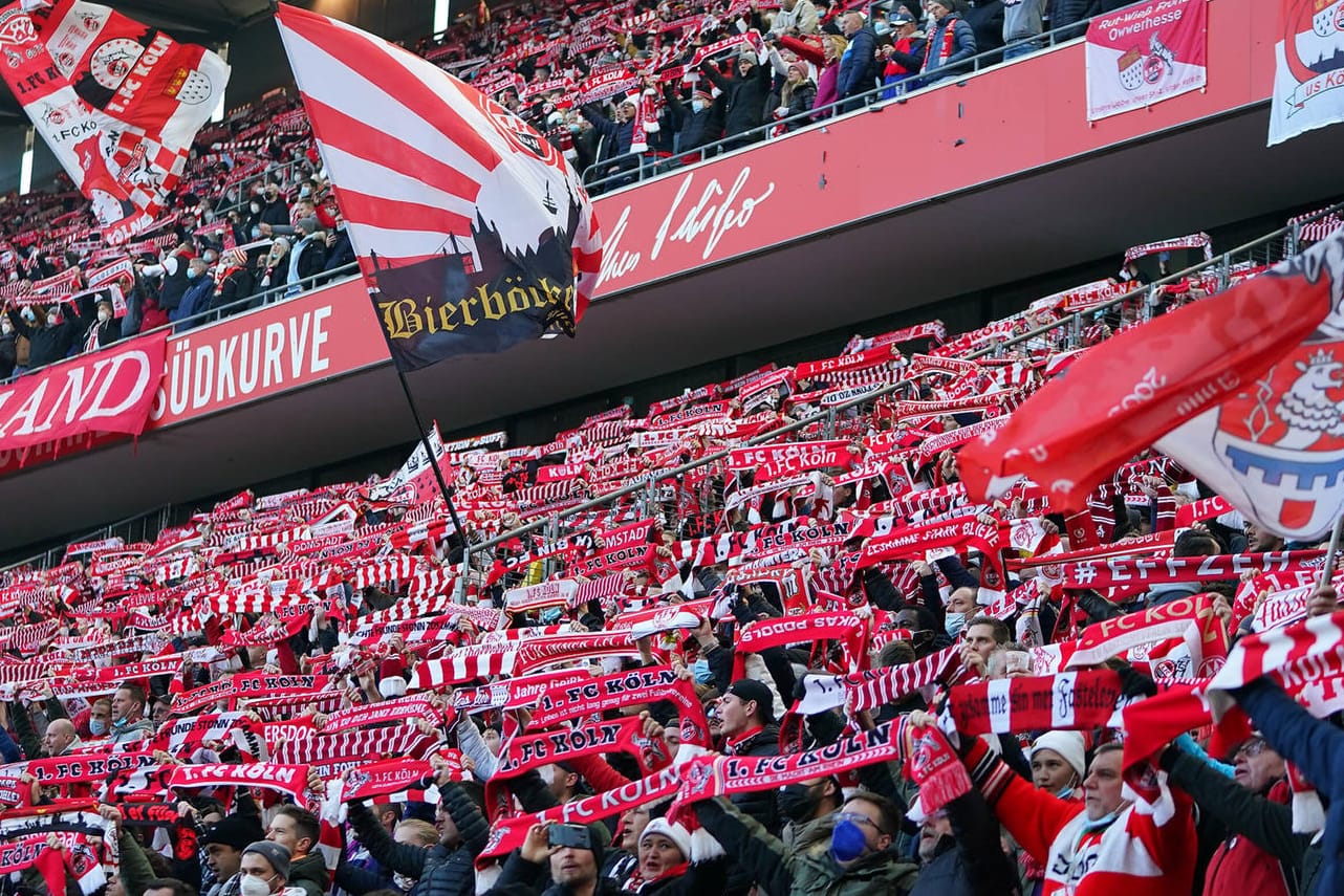Das Rheinderby zwischen dem 1. FC Köln und Borussia Mönchengladbach war mit 50.000 Besuchern ausverkauft.
