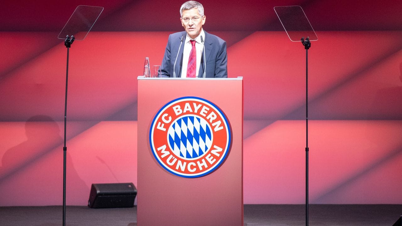 Herbert Hainer, Präsident des FC Bayern München, spricht bei der Jahreshauptversammlung.