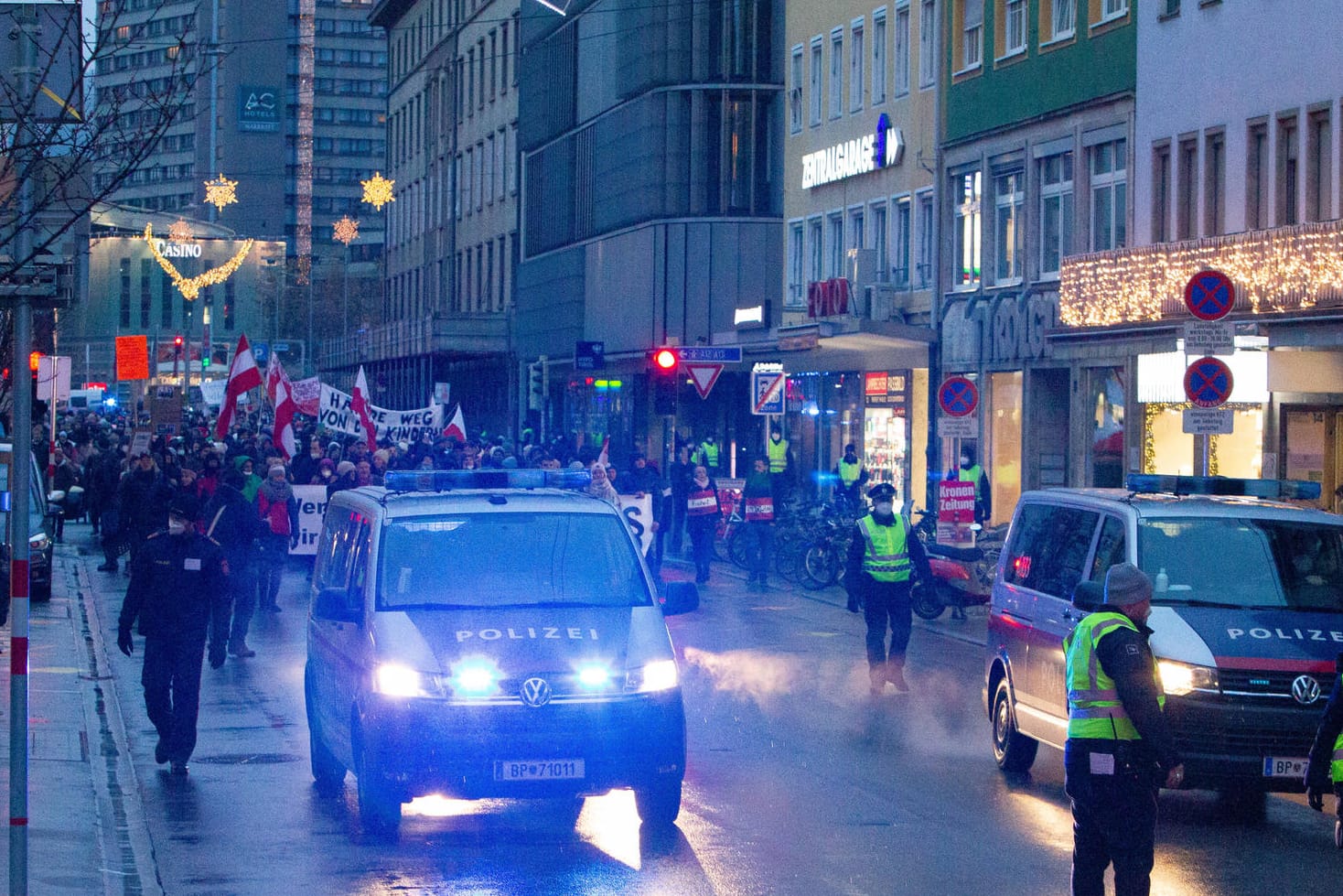 Polizisten begleiten Demonstranten in Innsbruck: In mehreren österreichischen Städten gab es am Samstag Proteste.