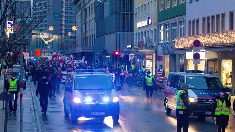 Polizisten begleiten Demonstranten in Innsbruck: In mehreren österreichischen Städten gab es am Samstag Proteste.