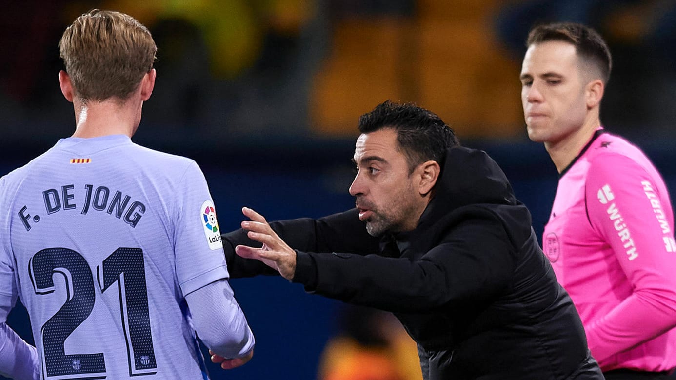 Xavi mit Torschützen Frenkie de Jong (v.r.): Unter dem früheren Kapitän ist Barcelona weiterhin ungeschlagen. Xavi mit Torschützen Frenkie de Jong (v.r.): Unter dem früheren Kapitän ist Barcelona weiterhin ungeschlagen.