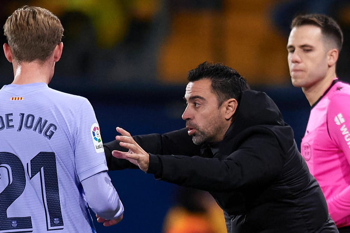 Xavi mit Torschützen Frenkie de Jong (v.r.): Unter dem früheren Kapitän ist Barcelona weiterhin ungeschlagen.