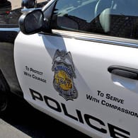 Die Tür eines Polizeifahrzeugs in Minneapolis (Symbolbild): In der amerikanischen Stadt starb ein Kind nach einem Schuss bei einem Filmdreh.