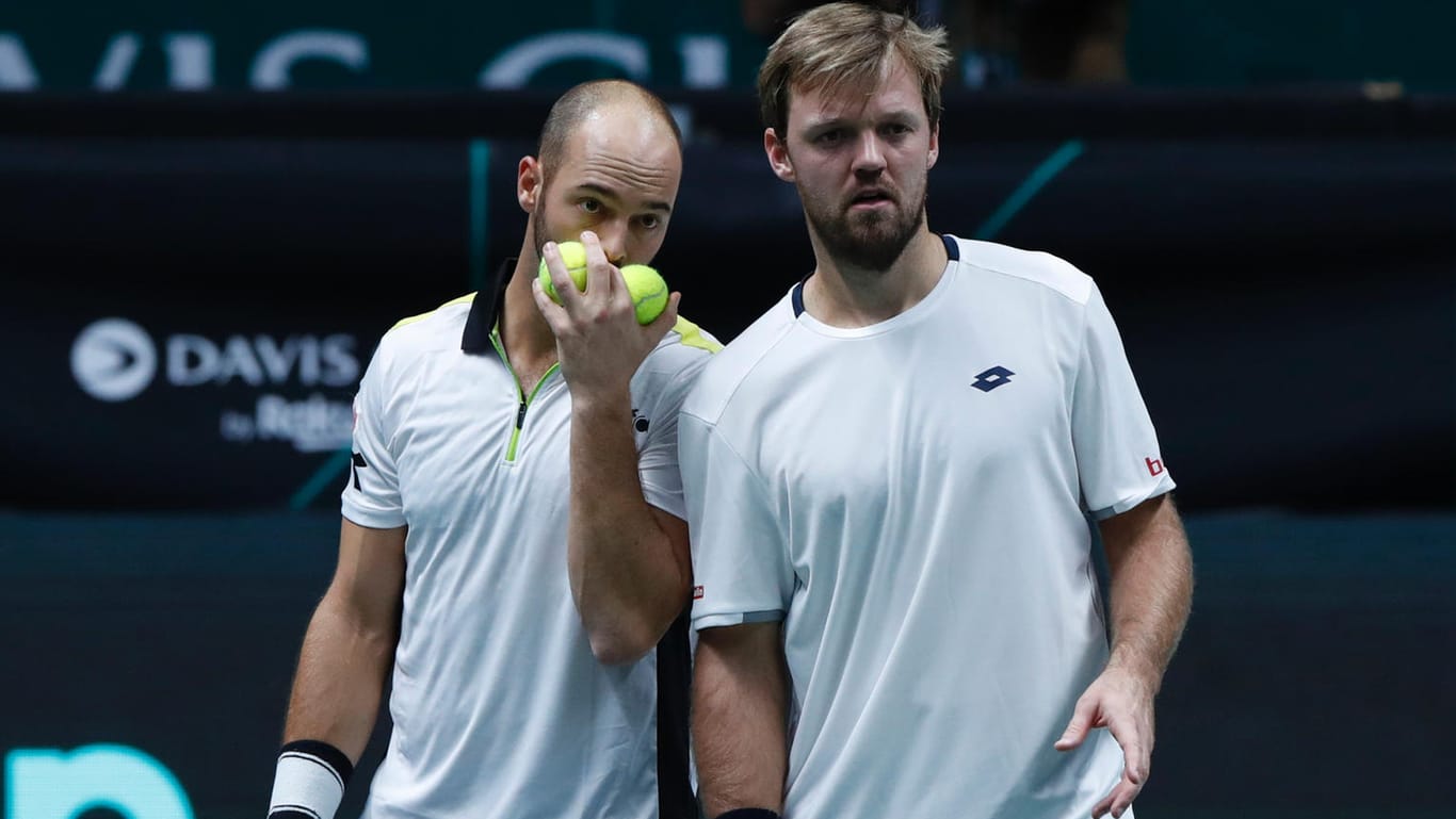 Tim Puetz and Kevin Krawietz sprechen über den nächsten Ballwechsel: Das deutsche Davis-Cup-Team gewann gegen Serbien.