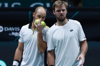 Tim Puetz and Kevin Krawietz sprechen über den nächsten Ballwechsel: Das deutsche Davis-Cup-Team gewann gegen Serbien.