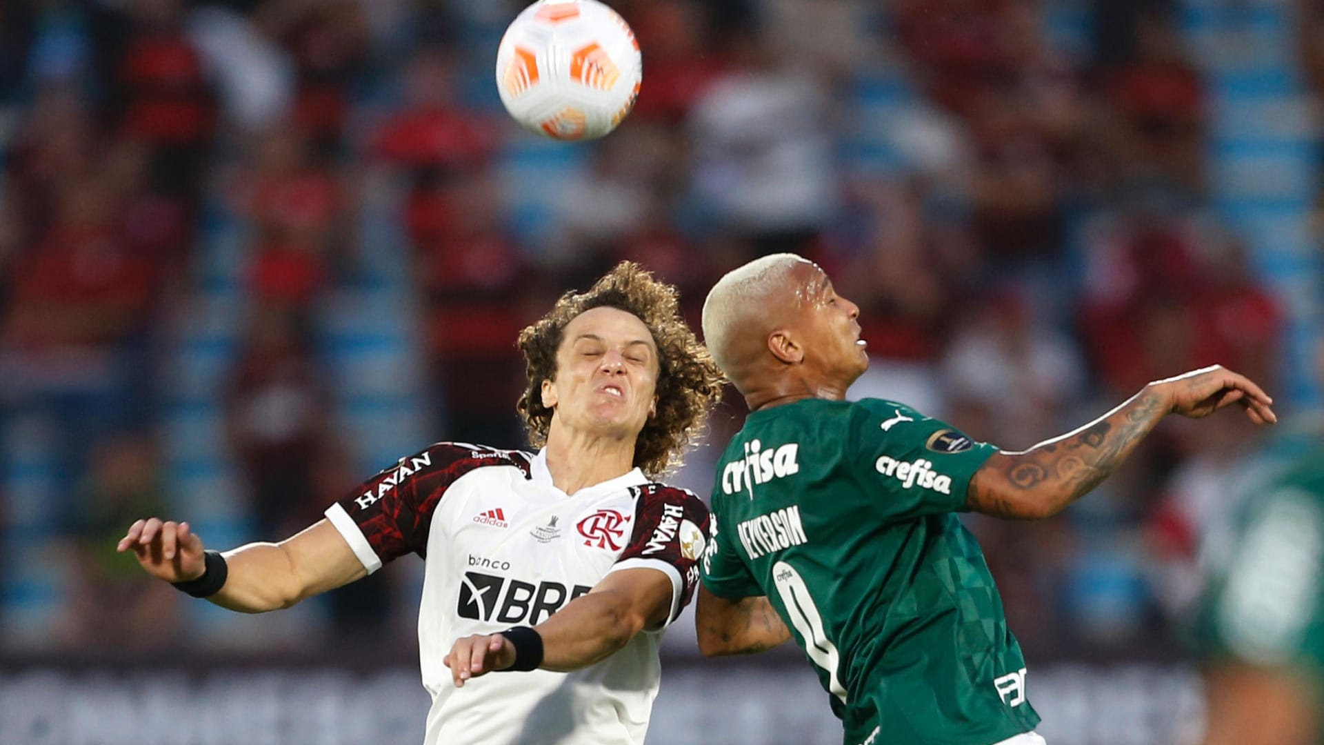 Palmeiras' Deyverson und Flamengos David Luiz kämpfen um den Ball: Der Ex-Kölner schoss das Siegtor im Finale der Copa Libertadores. Palmeiras' Deyverson und Flamengos David Luiz kämpfen um den Ball: Der Ex-Kölner schoss das Siegtor im Finale der Copa Libertadores.