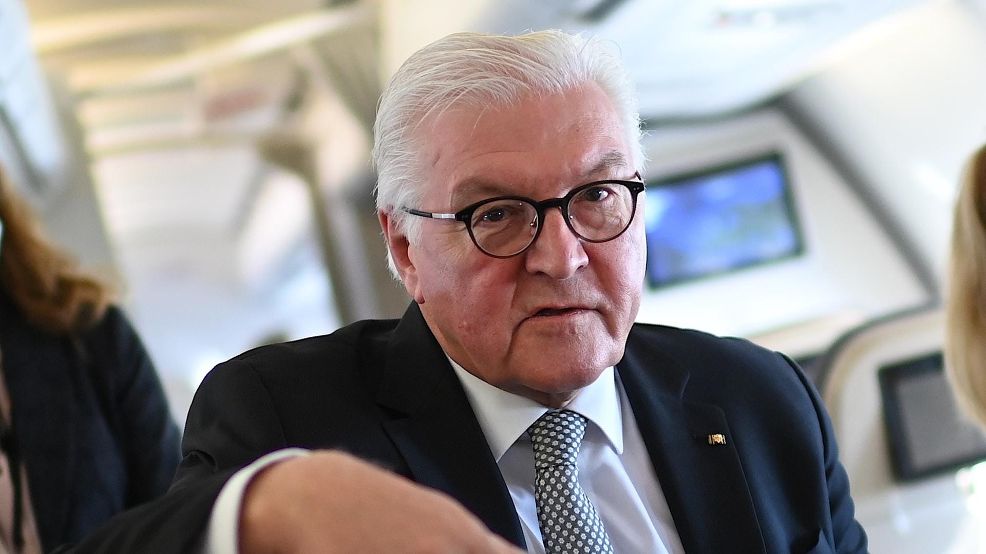 Bundespräsident Frank-Walter Steinmeier spricht während eines Fluges mit Journalisten (Archivbild): Er fordert die Bürger zu mehr Kontaktbeschränkungen auf.