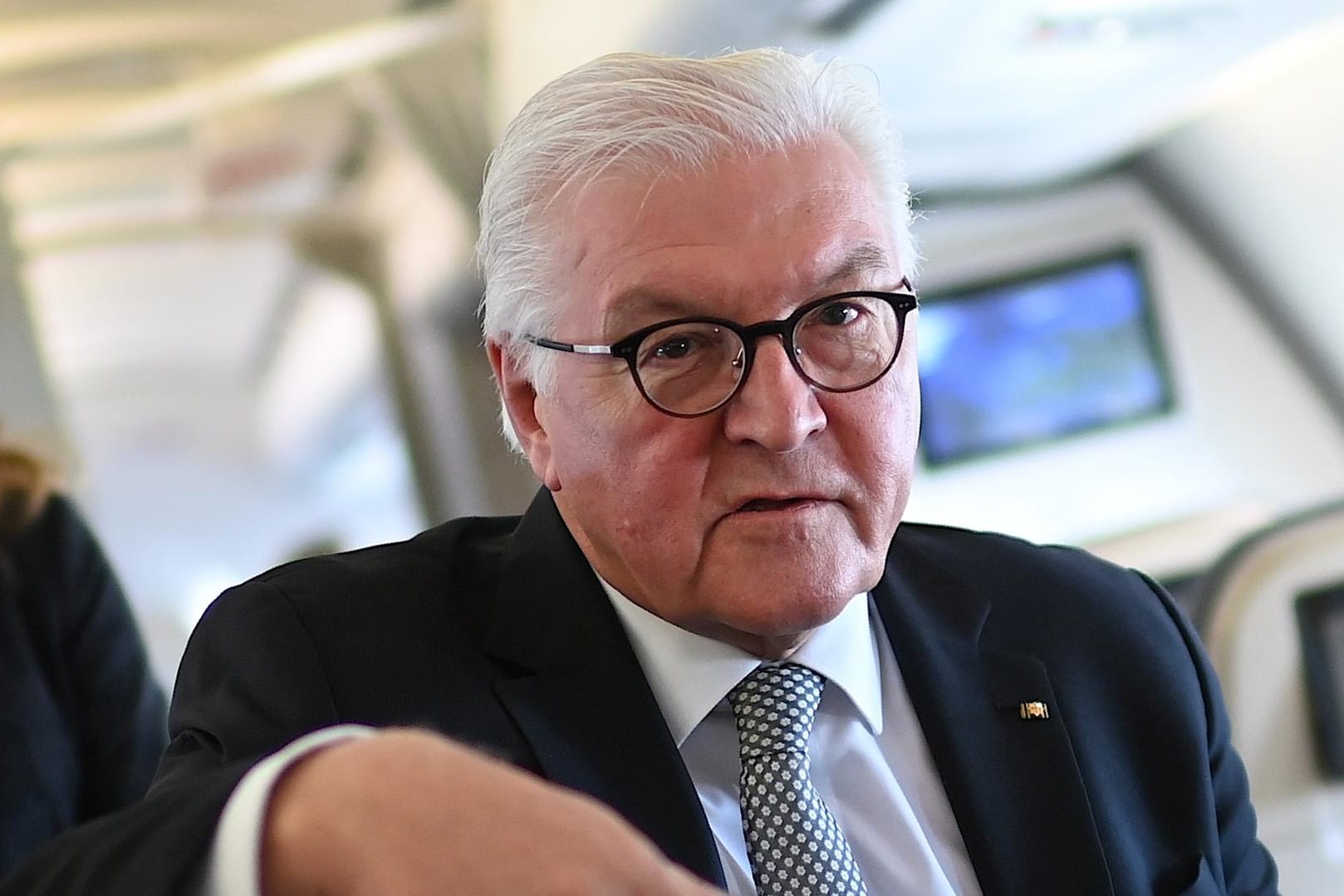 Bundespräsident Frank-Walter Steinmeier spricht während eines Fluges mit Journalisten (Archivbild): Er fordert die Bürger zu mehr Kontaktbeschränkungen auf.