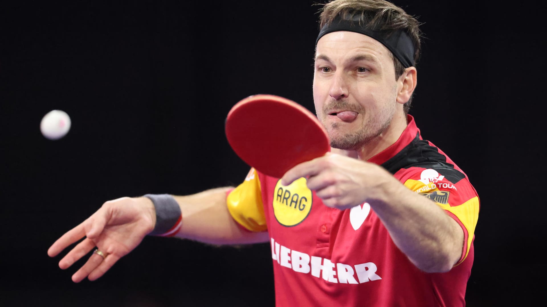 Timo Boll schlägt den Ball im Viertelfinale der Tischtennis-WM: Sein Sieg bedeutet, dass er eine Medaille sicher hat.