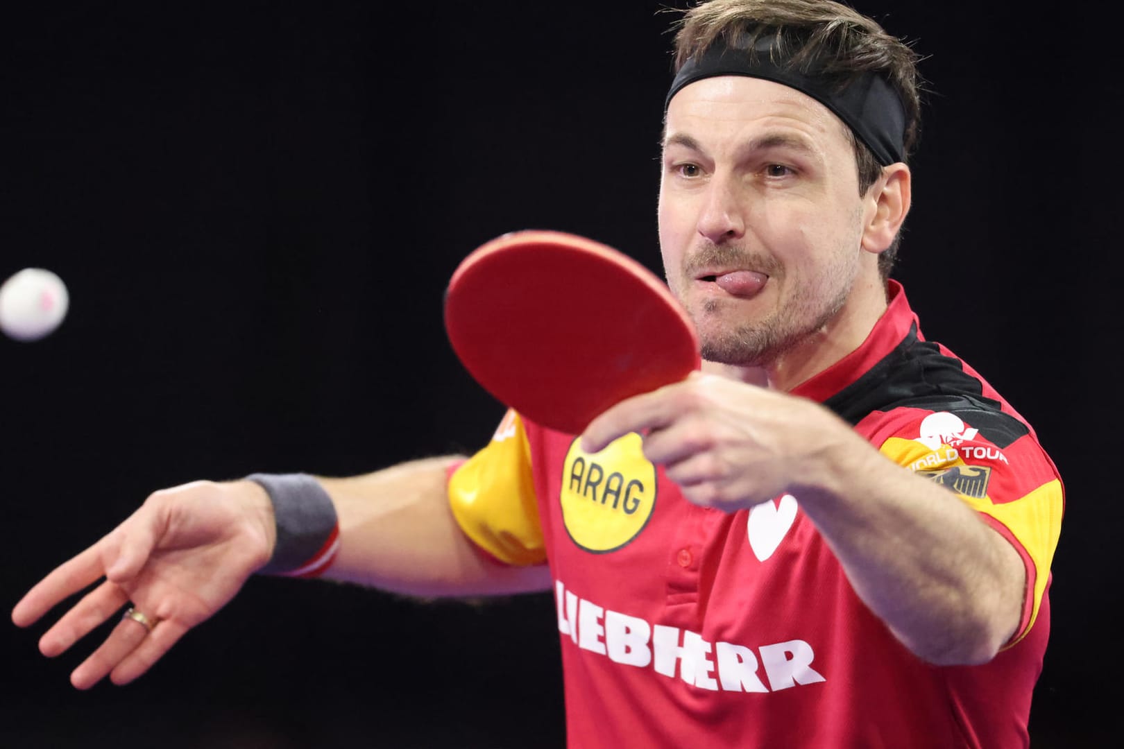 Timo Boll schlägt den Ball im Viertelfinale der Tischtennis-WM: Sein Sieg bedeutet, dass er eine Medaille sicher hat.