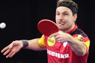 Timo Boll schlägt den Ball im Viertelfinale der Tischtennis-WM: Sein Sieg bedeutet, dass er eine Medaille sicher hat.