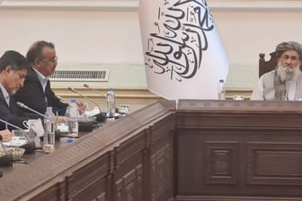 Vertreter der WHO treffen sich mit dem afghanischen Premier Mullah Mohammad Hassan Akhund (Archivbild): Er hat sich jetzt erstmals öffentlich zu Wort gemeldet.