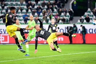 Weltklasse-Stürmer Erling Haaland (M) erzielt nur neun Minuten nach seiner Einwechslung das 3:1 gegen den VfL Wolfsburg.