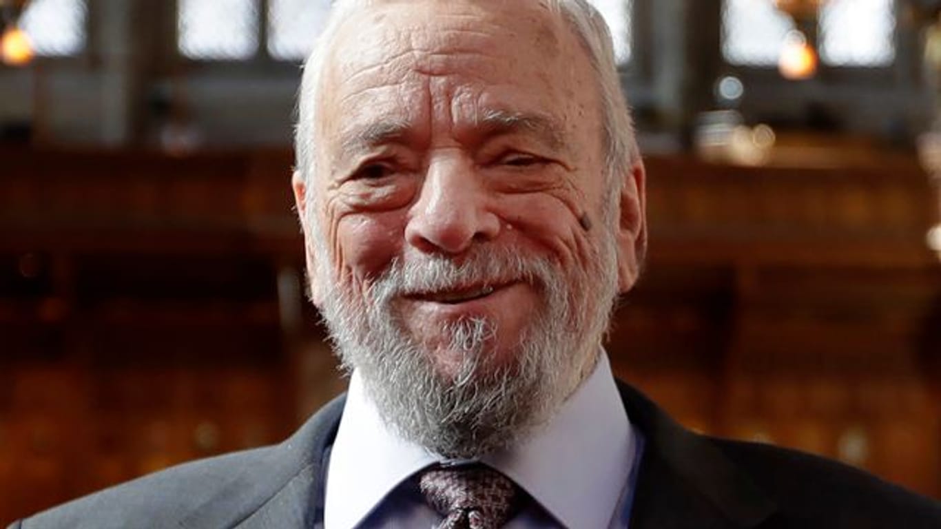 Der Komponist und Texter Stephen Sondheim posiert nach der Verleihung der "Freedom of the City of London".