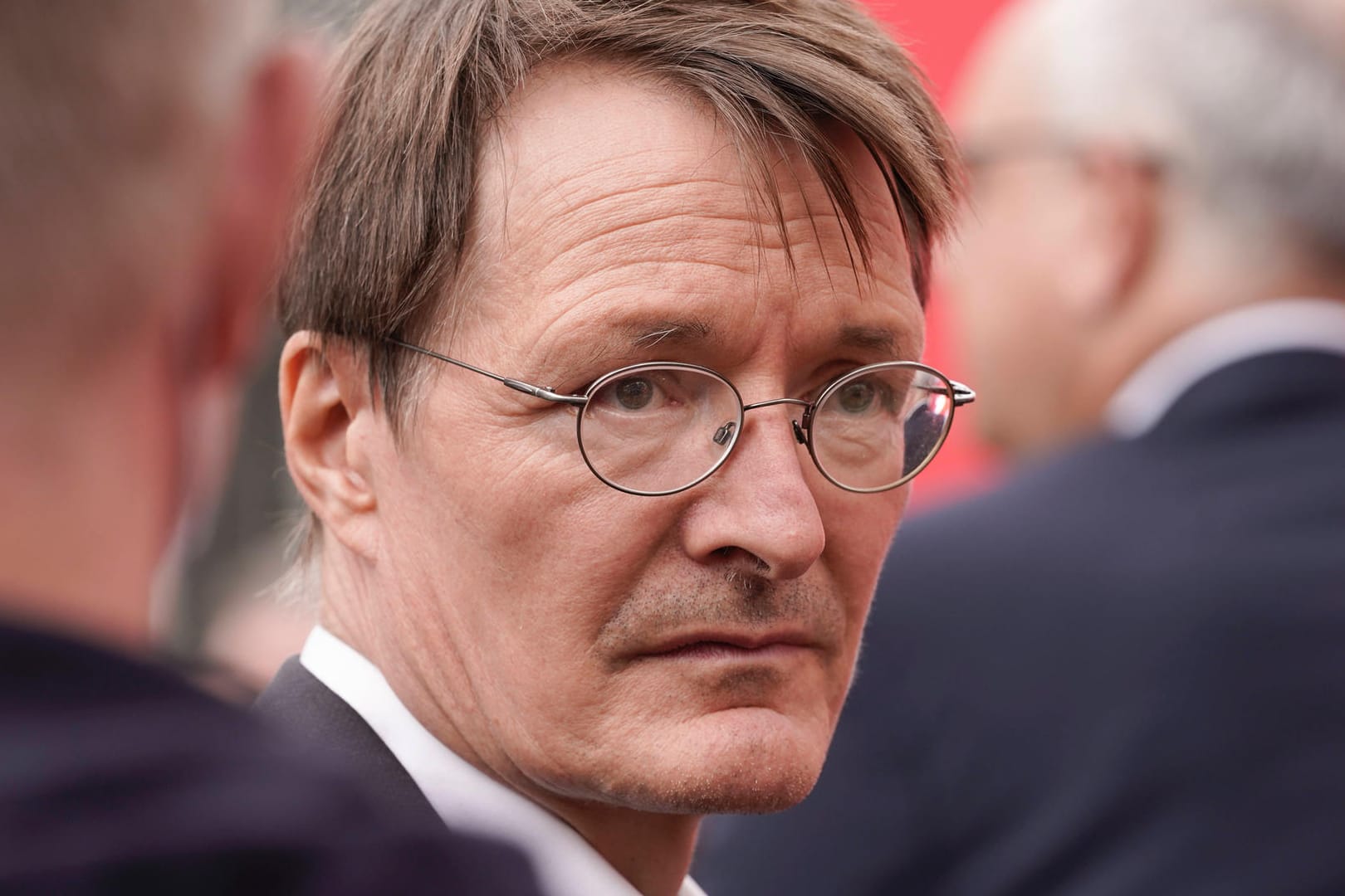 Karl Lauterbach: Der SPD-Politiker kritisiert volle Fußballstadien.