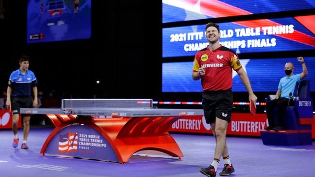 Timo Boll (r) besiegte bei der Tischtennis-WM in Houston im Viertelfinale den Amerikaner Kanak Jha.