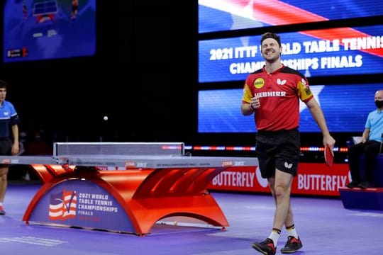 Timo Boll (r) besiegte bei der Tischtennis-WM in Houston im Viertelfinale den Amerikaner Kanak Jha.