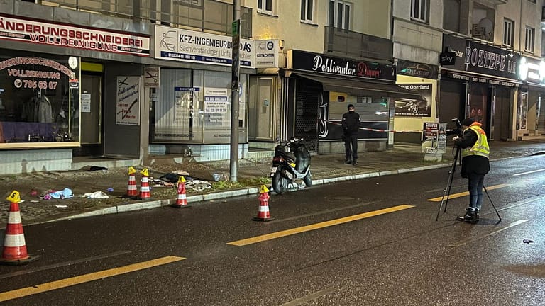 Ein Polizist fotografiert den Tatort: Die Hintergründe zu dem Vorfall sind noch nicht geklärt.
